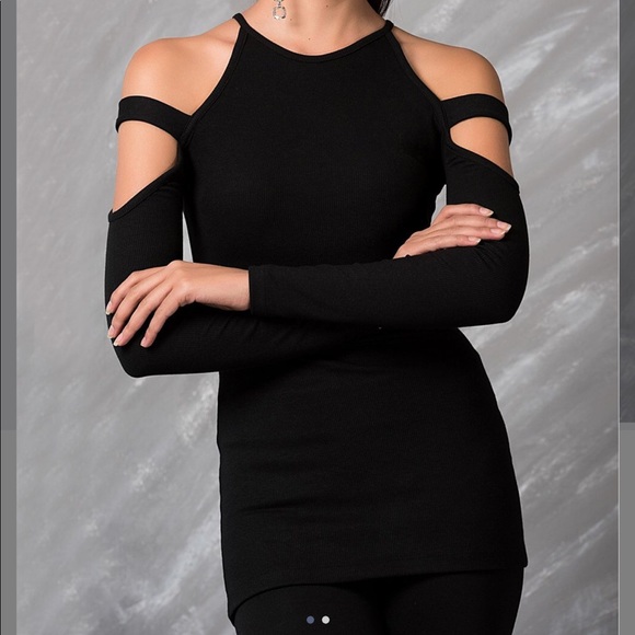 Tops - Black cold shoulder top shirt long sleeve